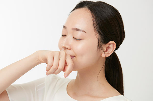 香りを嗅いでいる