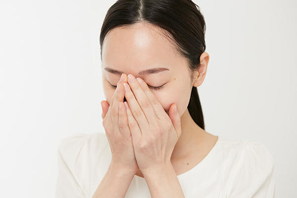 深呼吸シナがエア香りを吸い込む