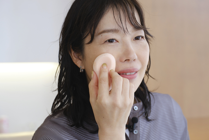 水スポンジ使いがポイント! 崩れにくい大人のベースメイクテクをチェック