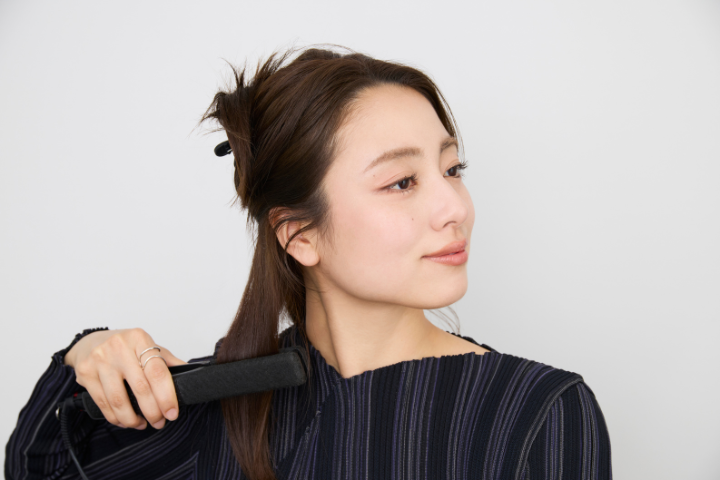耳下の髪にストレートアイロンを通す