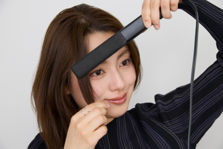 頭頂部の髪にストレートアイロンを通す