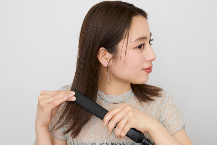 ストレートアイロンで外ハネにする