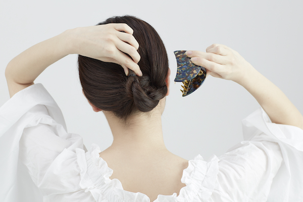 ヘアクリップで留めている