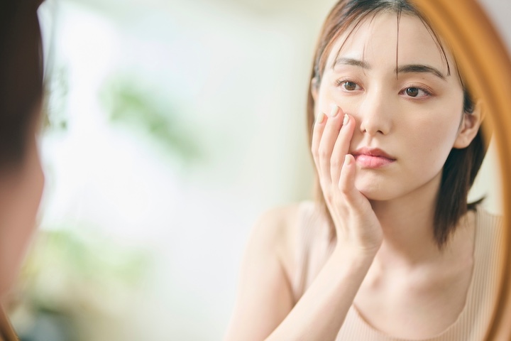 肌荒れを気にしている女性