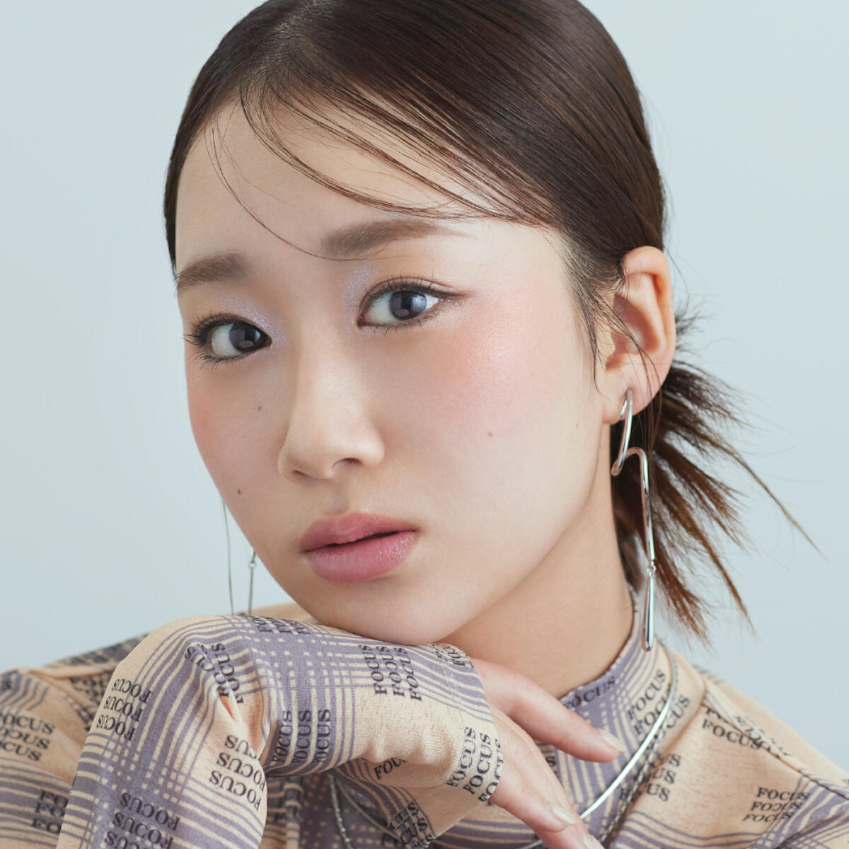 【2025年春夏メイク】青みカラーと輝き質感で盛る!「透けキラ星屑メイク」に注目★