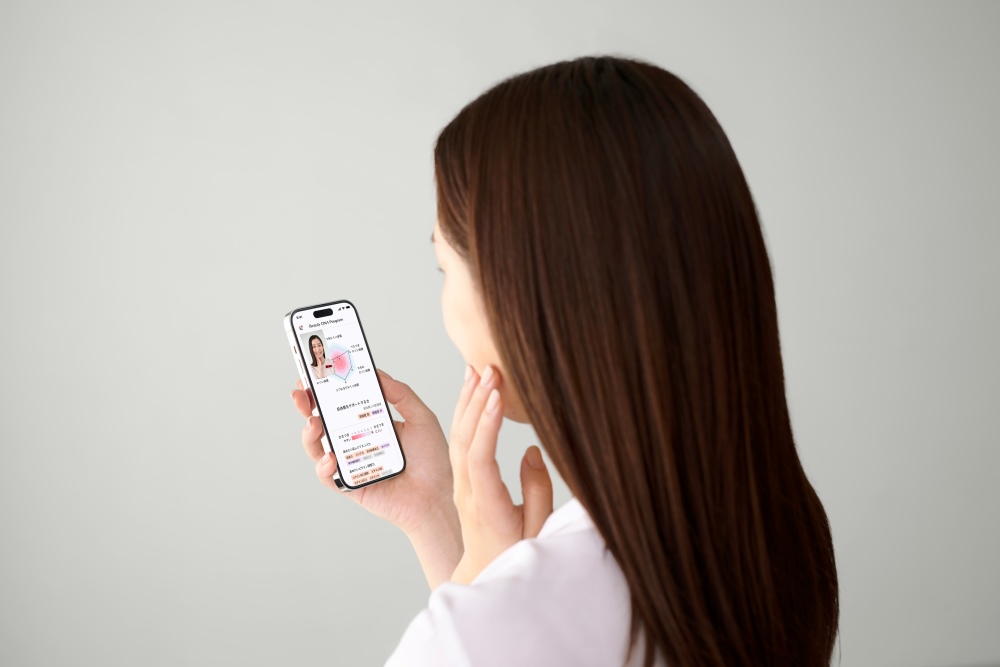 スマホで結果を見ている女性