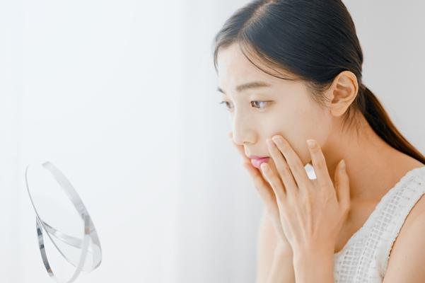 毛穴の黒ずみはなぜ起こる?原因、対策、おすすめアイテムを徹底解説!