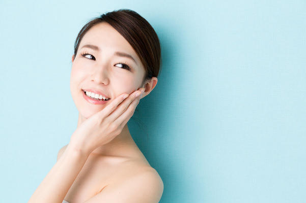 毛穴の開きやテカリの原因って？「収れん化粧水」でひんやりキュッ！