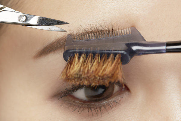 STEP3 コームを下からあて、眉頭の毛を切る