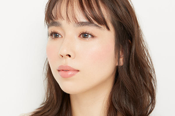 ポイント3 チークは薄く。ハイライトでなじませる