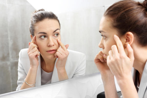 気になる小じわの原因って?