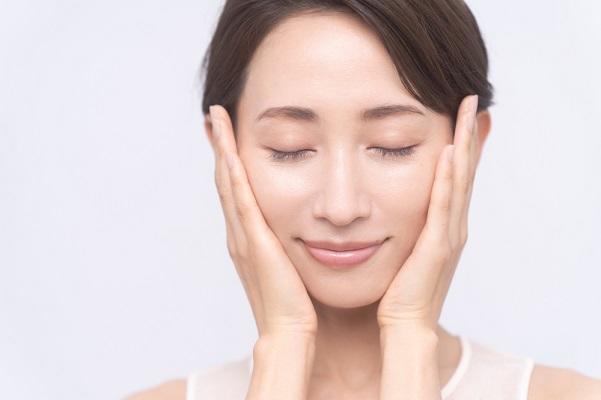 【肌のくすみ印象】原因とおすすめアイテム、1分で完了の簡単マッサージ方法まで