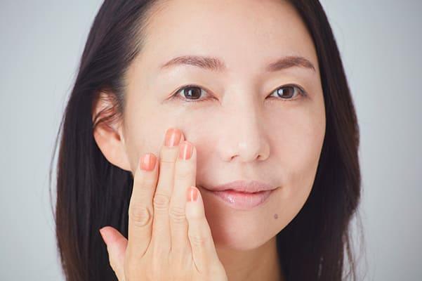 下地でしっかりカバーして、ファンデは「極薄＆トントン塗り」に！