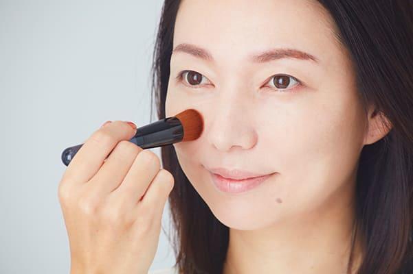 下地でしっかりカバーして、ファンデは「極薄＆トントン塗り」に！