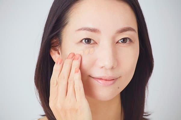 保湿力のある「BBクリーム・クリームコンシーラー・クリームハイライト」の3点セットでカバー